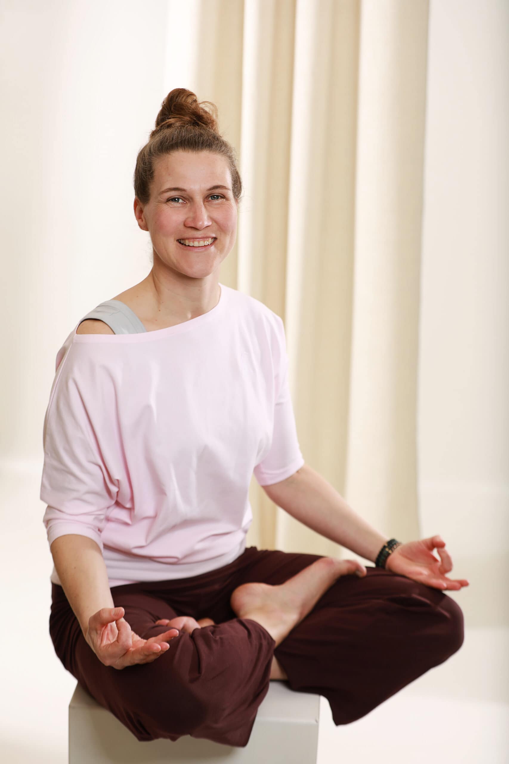 Yogalehrerin Nadja Tillmann im Lotossitz